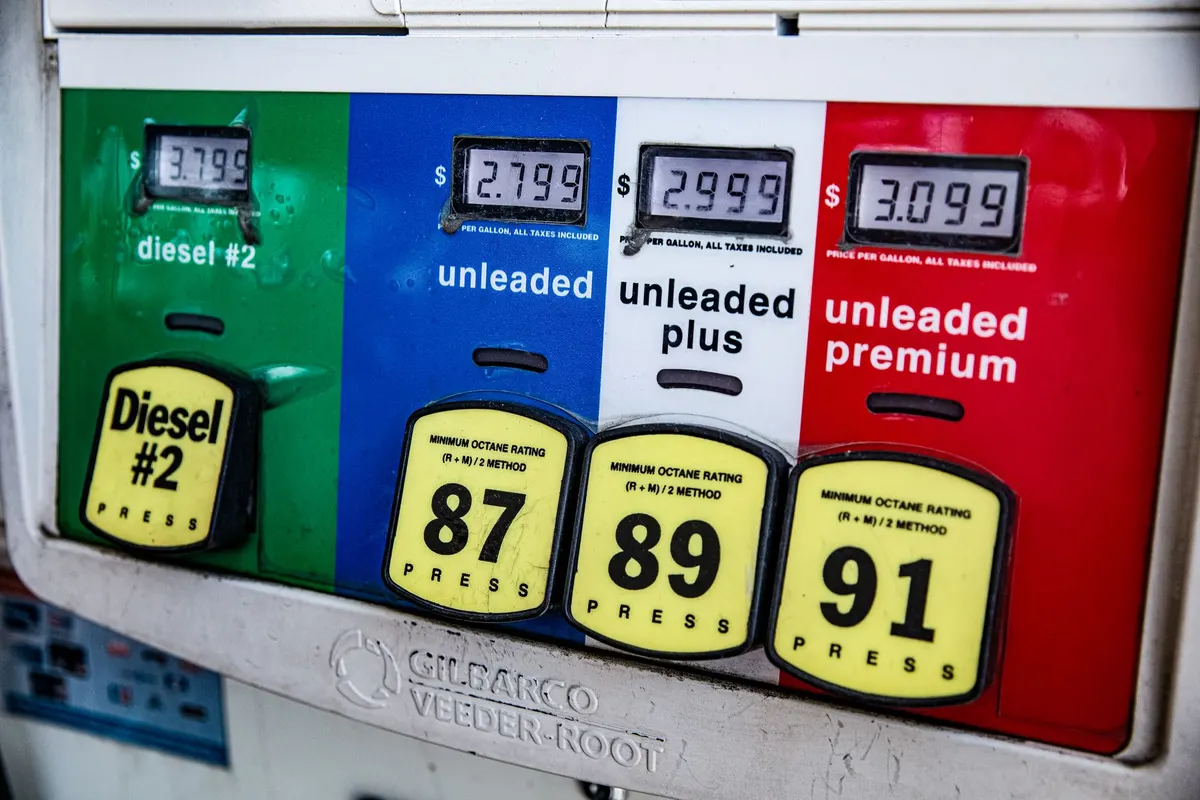 Бензин у США на рекорді: 1,55 EUR за літр. Чому це впливає на українців у Словаччині