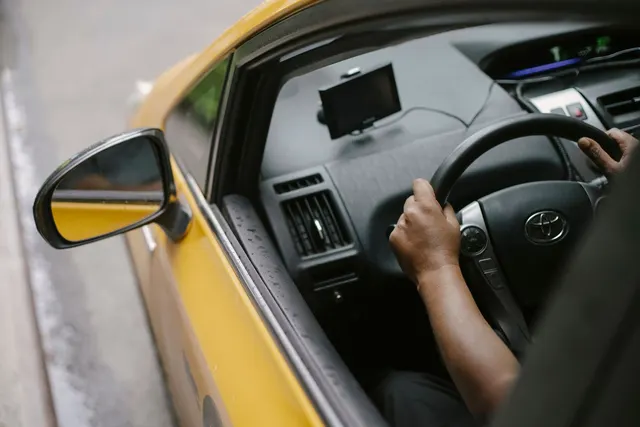 Робота в Bolt і Uber у Словаччині: як українцю отримати ліцензію таксиста у 2026 році
