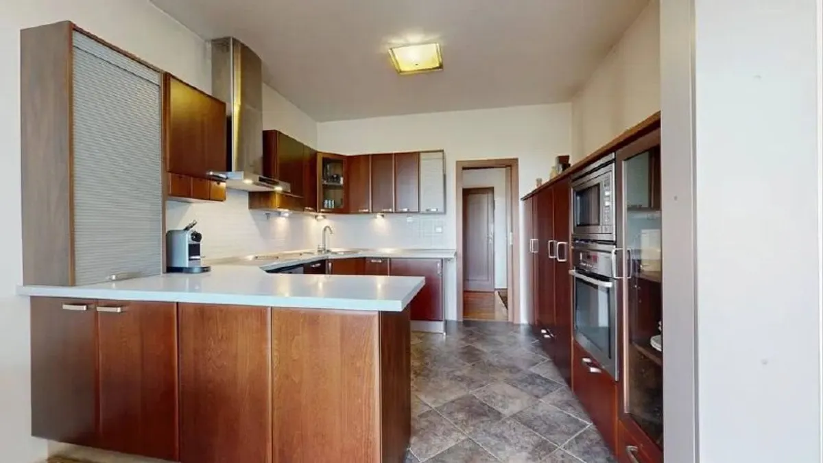 3-комн. квартира, 122 м², Staré Mesto, Bratislava