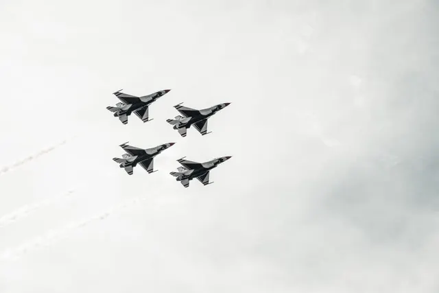 Польща підняла винищувачі вночі: що це означає для українців на кордоні