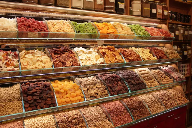 Заборонений барвник у цукерках і прострочені продукти: 20 порушень в азійських магазинах Словаччини
