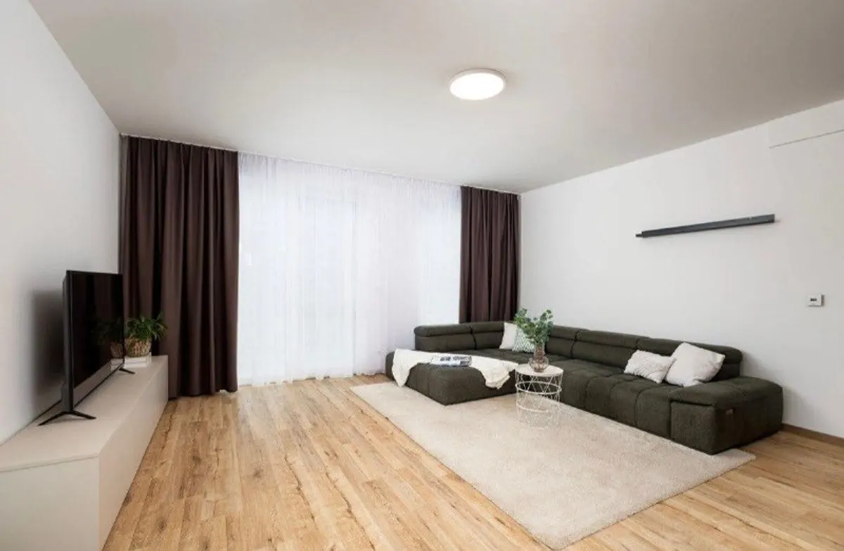 3-комн. квартира с садом 131м² и бассейном, Nové Mesto