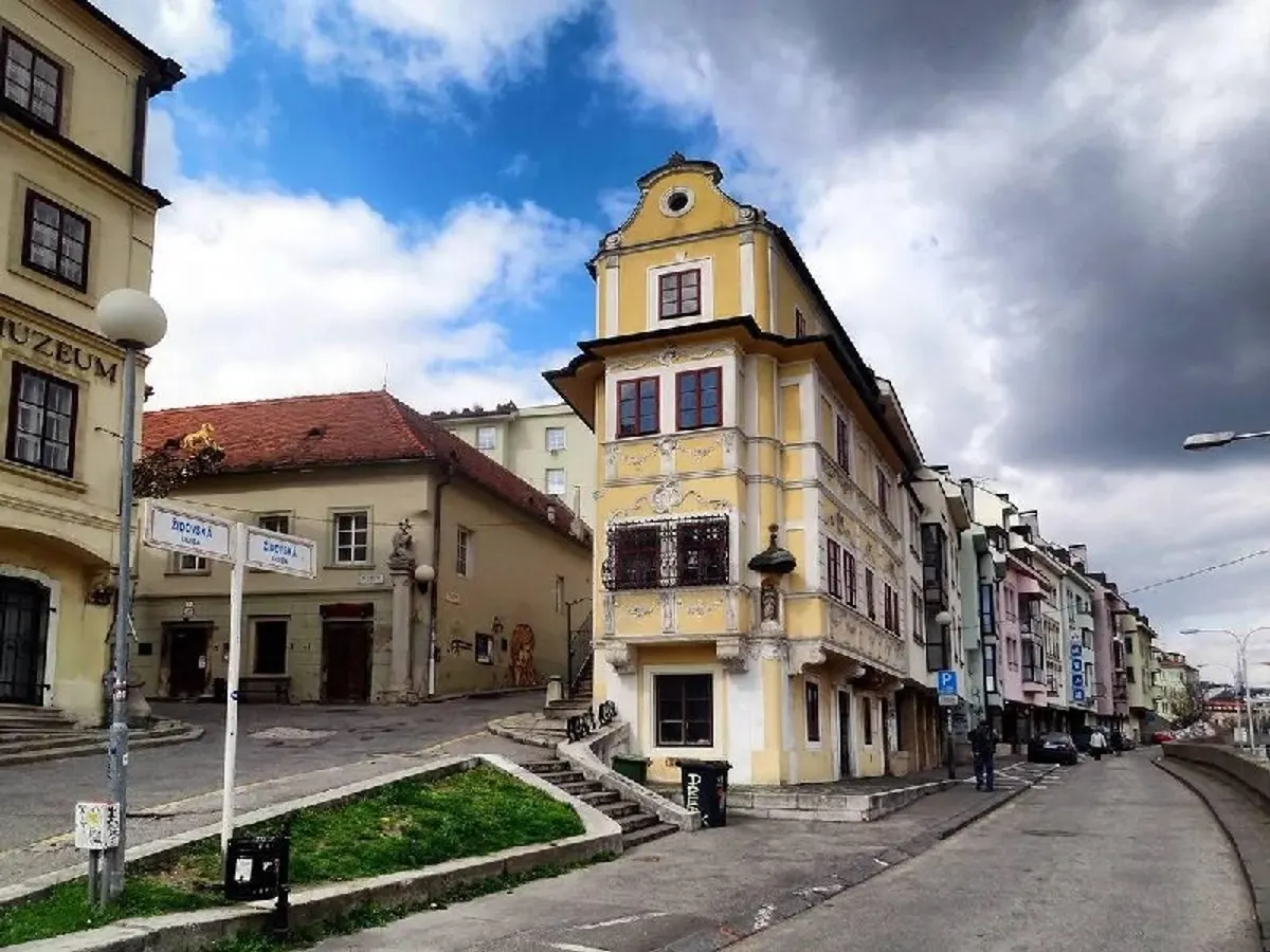 2-комн. квартира с камином и видом на Dóm sv. Martina, Staré Mesto