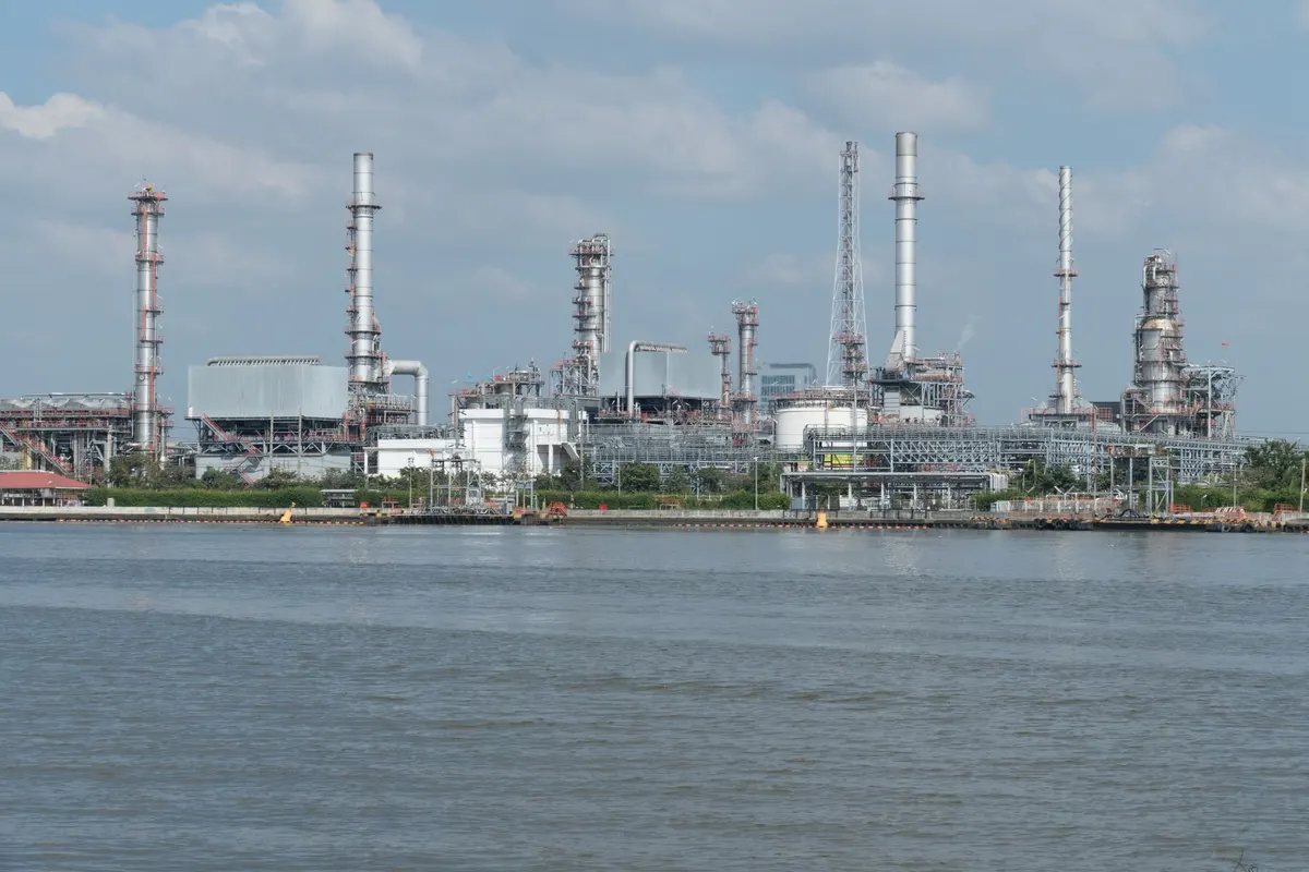 Нефть Brent — уже $102: чего ждать от цен на топливо в Словакии в ближайшие недели