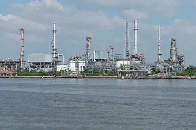 Нафта Brent — вже $102: чого чекати від цін на пальне у Словаччині найближчими тижнями