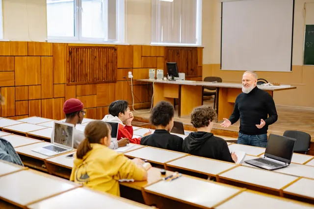 Українські вчителі у Словаччині: як визнати кваліфікацію та влаштуватися до школи у 2026 році