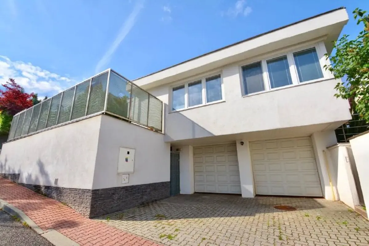 8-комн. вилла с гаражами и террасой, Koliba, Bratislava