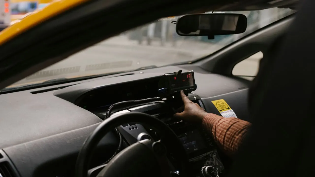 Таксі Bolt/Uber і доставка Wolt у Словаччині: ліцензія таксиста і як почати