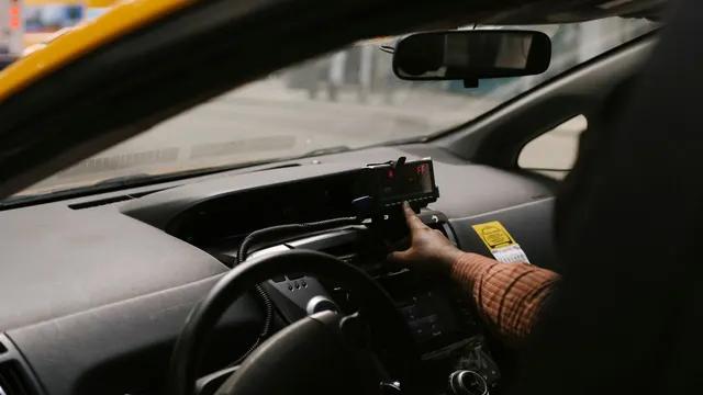 Таксі Bolt/Uber і доставка Wolt у Словаччині: ліцензія таксиста і як почати