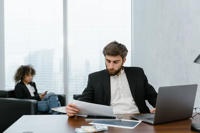 Роботодавець не повідомив UPSVaR про неявку іноземця: штрафи до 33 193 € і ризики для ВНЖ
