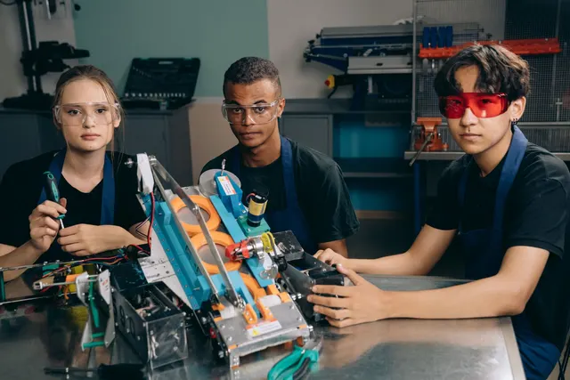 Словакия запускает STEM-центры при вузах: как это изменит образование украинских детей